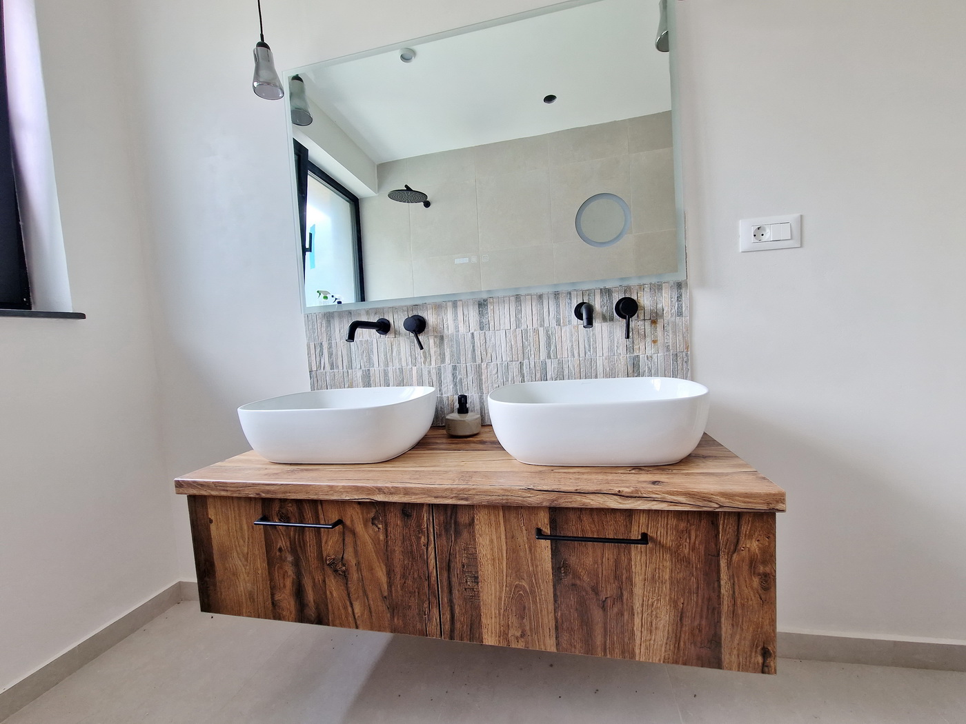 Mobilier baie dublu din MDF furniruit cu blat din lemn – montaj în județul Bacău