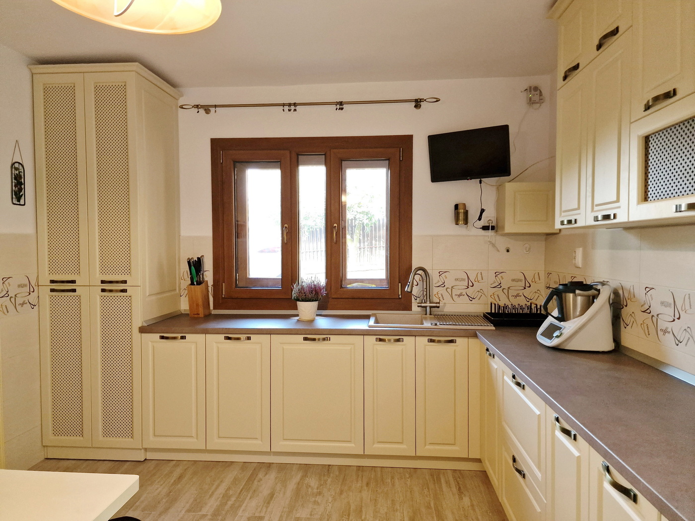 Mobilier bucătărie MDF vopsit – corp centrală & mască calorifer, jud. Bacău