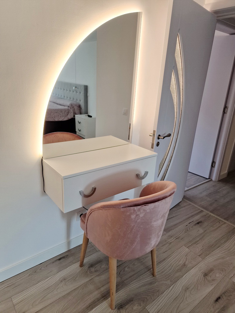 Mobilier dormitor mdf – pat tapițat cu somieră rabatabilă, dulap 4 uși și zonă de machiaj led