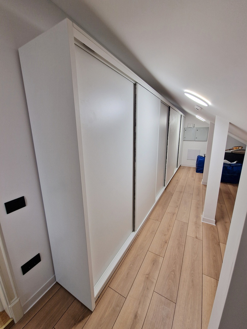 Dressing în mansardă cu uși glisante hafele, pal alb – Bacău, 5500 mm