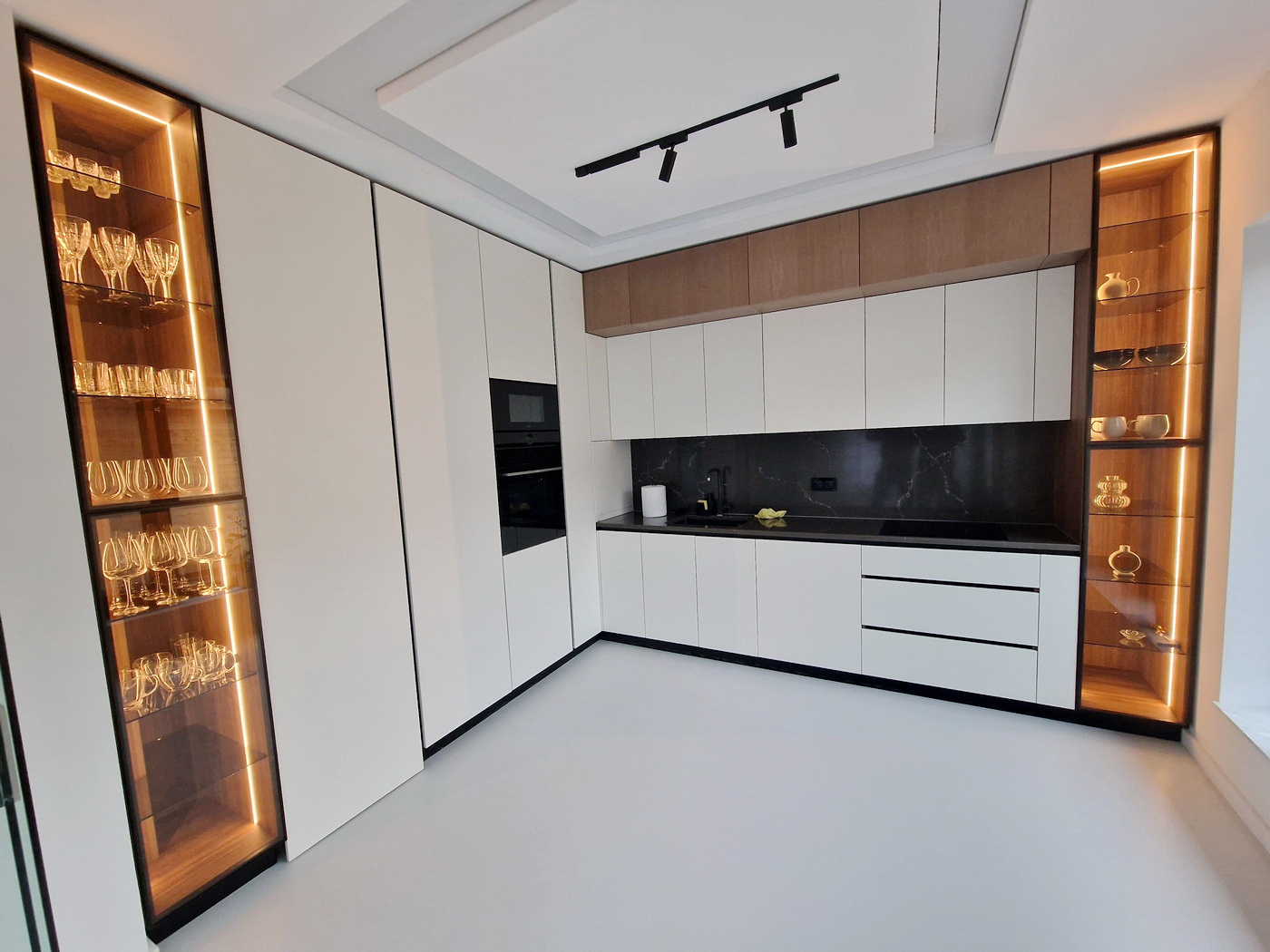 Bucătărie mdf vopsit & furniruit pe colț, 6900 mm – blat/contrablat din quartz, mânere gola negre, cămară integrată