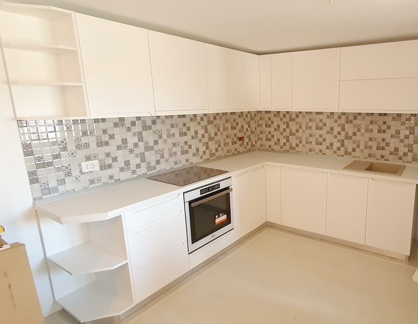 Mobilier bucătărie din MDF vopsit cu blat termorezistent – 5,3 m, montaj în Bacău