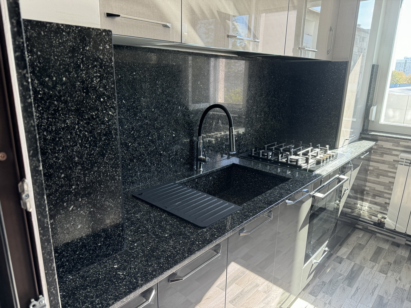 Mobilier bucătărie la comandă – MDF lucios Perfect Sense, blat granit, Bacău