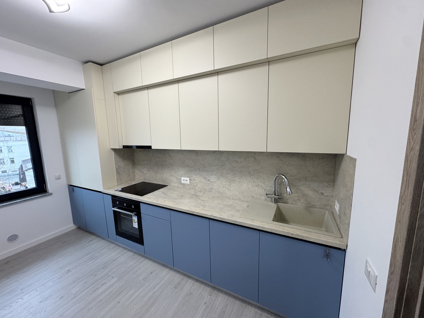 Bucătărie din MDF vopsit cu profile Gola, blat & contrablat – 4000 mm (Bacău)