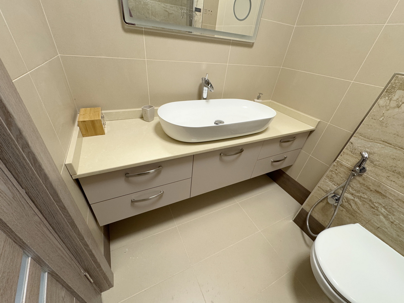 Mobilier baie din MDF vopsit cu blat din Quartz – corp lavoar 1600 × 500 × 400 mm, sertare soft-close Blum