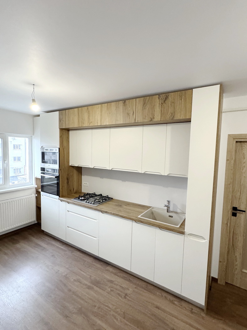 Bucătărie din MDF vopsit cu frezare mâner – 3.800 mm, feronerie Blum