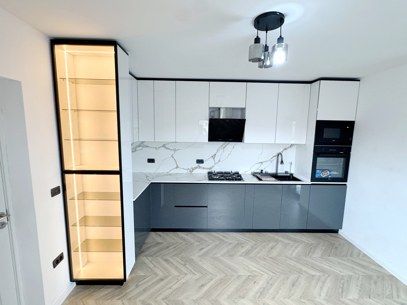 Mobilier bucătărie la comandă – MDF lucios Perfect Sense, vitrină cu ramă neagră, Bacău