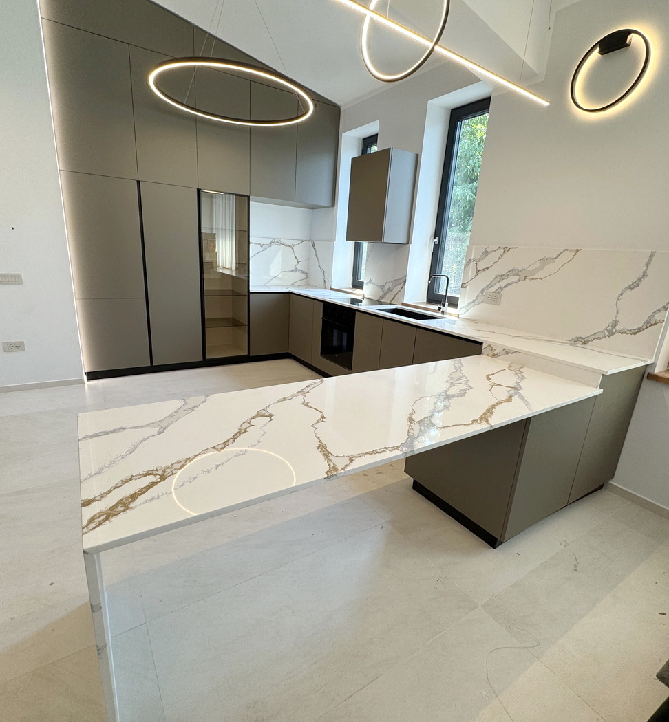 Mobilier bucătărie la comandă – MDF, blat și contrablat quartz, Bacău