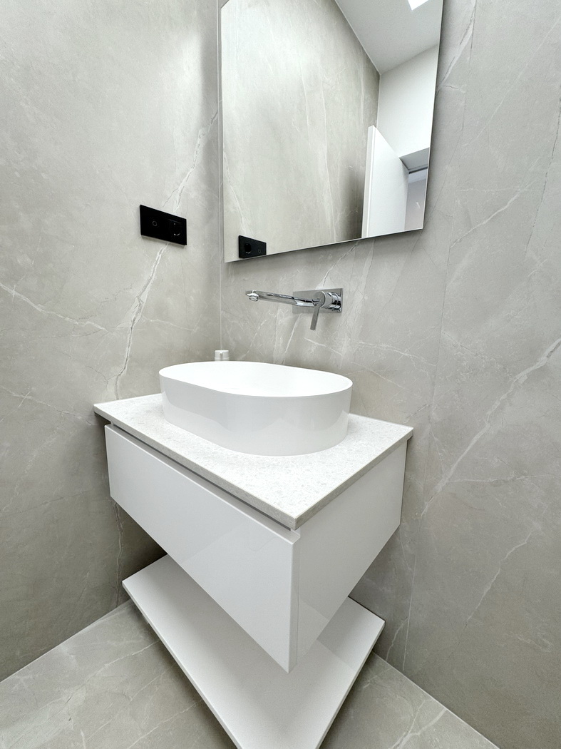 Mobilier baie MDF lucios cu blat din quartz – 800 mm