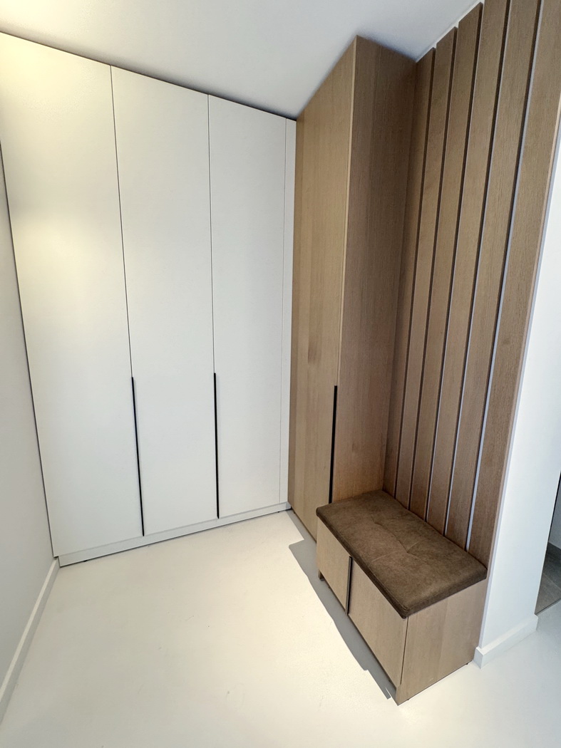 Mobilier hol din mdf furniruit – feronerie blum cu amortizare, Bacău