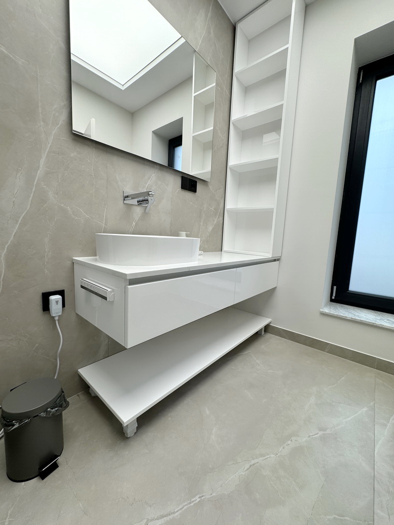 Mobilier baie MDF lucios cu blat din quartz – 800 mm