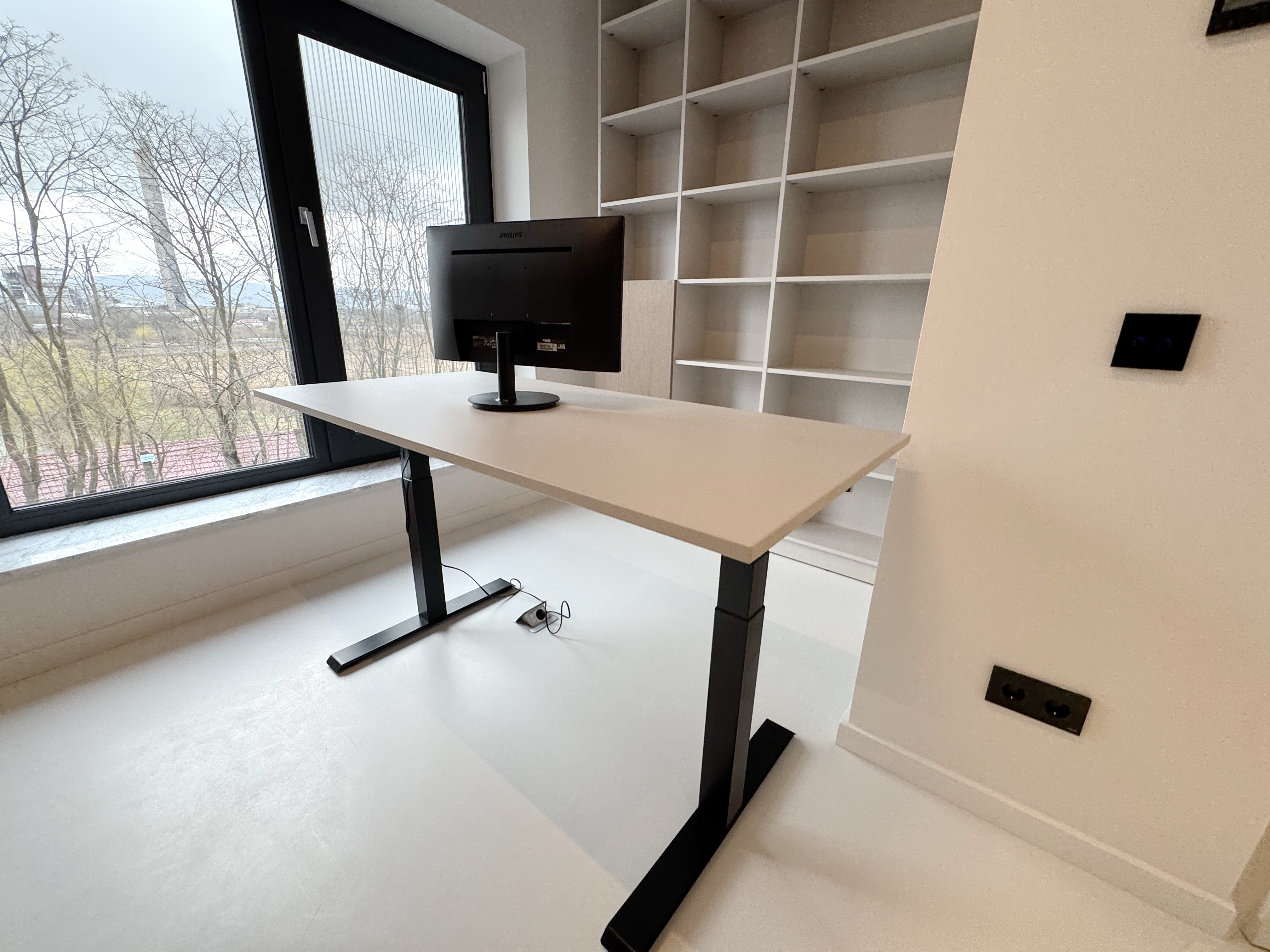 Birou reglabil electric pe înălțime 64–130 cm, blat HPL – băcău