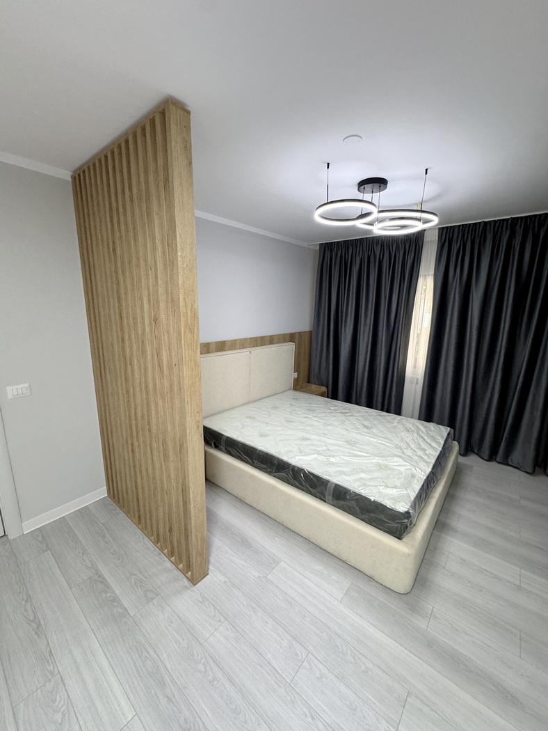 Mobilier dormitor cu perete riflat, pat tapițat 200×160, noptiere și ansamblu tv 2500 mm – feronerie blum