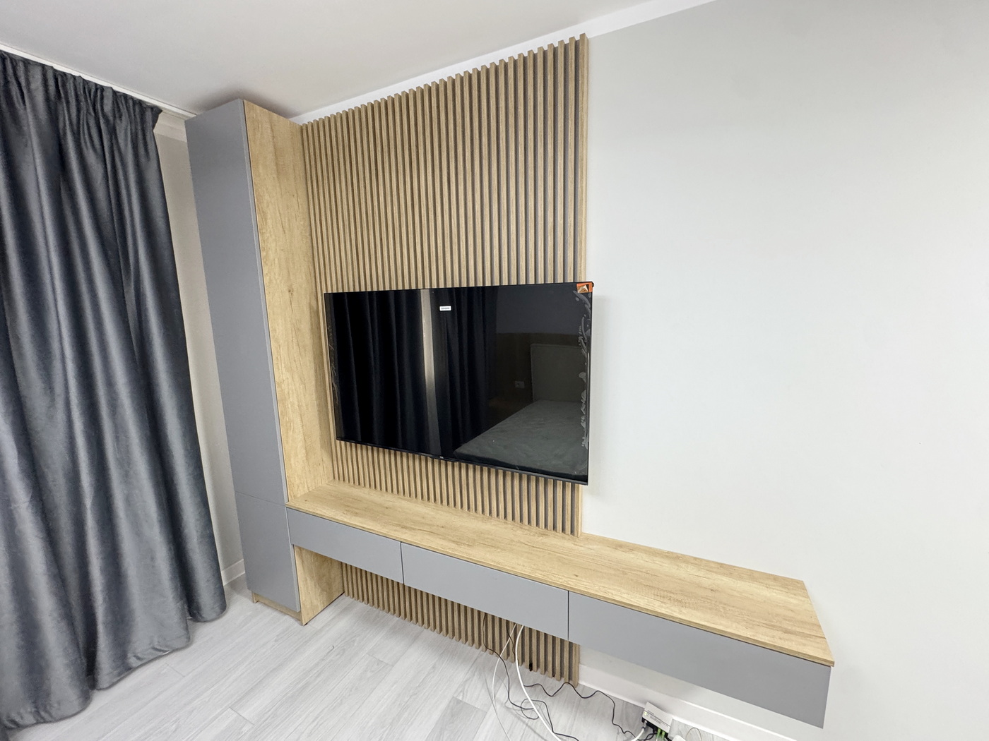 Mobilier living 2500 mm cu panou riflat pentru tv – feronerie blum, Bacău