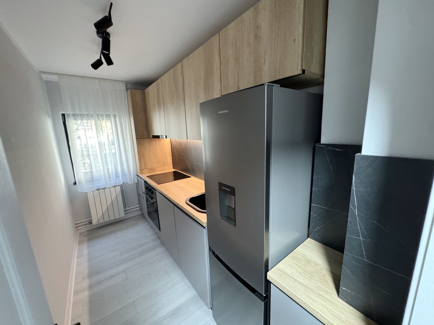 Mobilier bucătărie 3500 mm din pal melaminat – gola negru, feronerie blum, bandă led