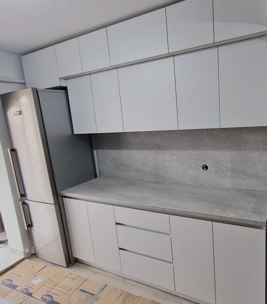 Mobilier bucătărie din MDF vopsit – feronerie Blum cu amortizare, Bacău