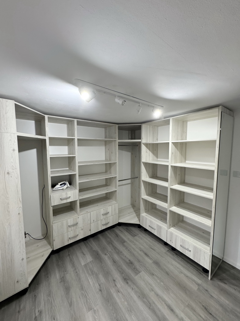 Cameră Dressing Multifuncțională cu Masă de Călcat Incorporată