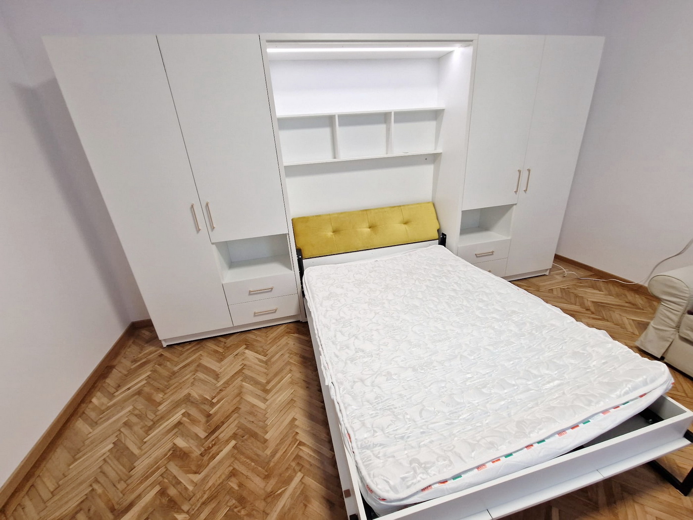 Dormitor cu Pat Rabatabil și Spații de Depozitare – Proiect Personalizat în Brașov