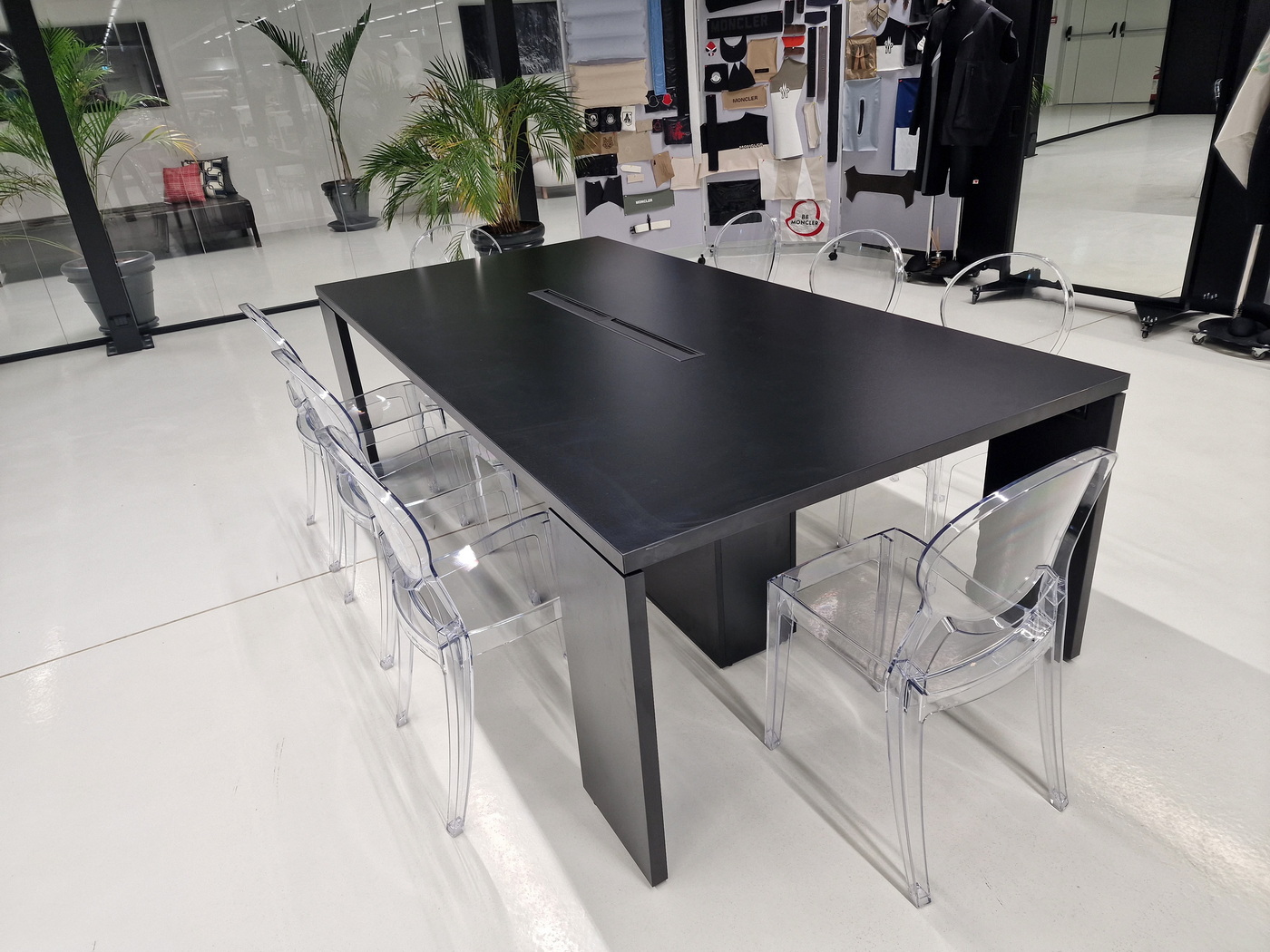 Mobilier cameră întâlniri – masă consiliu realizată pe comandă