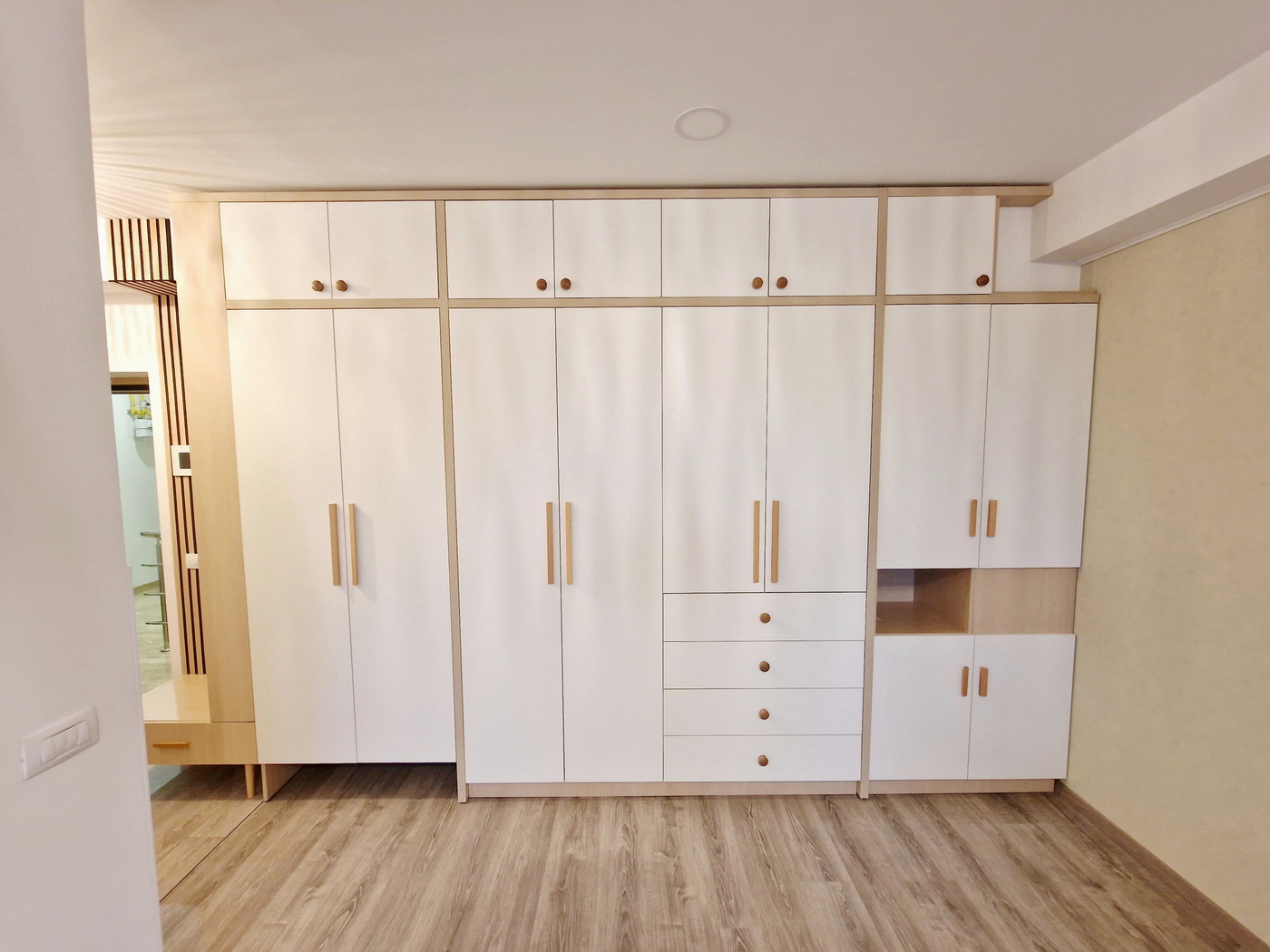 Mobilier hol din PAL, realizat pe comandă în Bacău