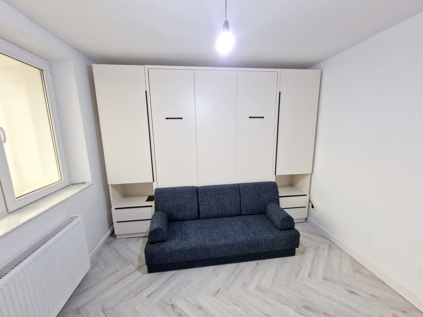 Ansamblu mobilier cu pat rabatabil și canapea, montat în Roman