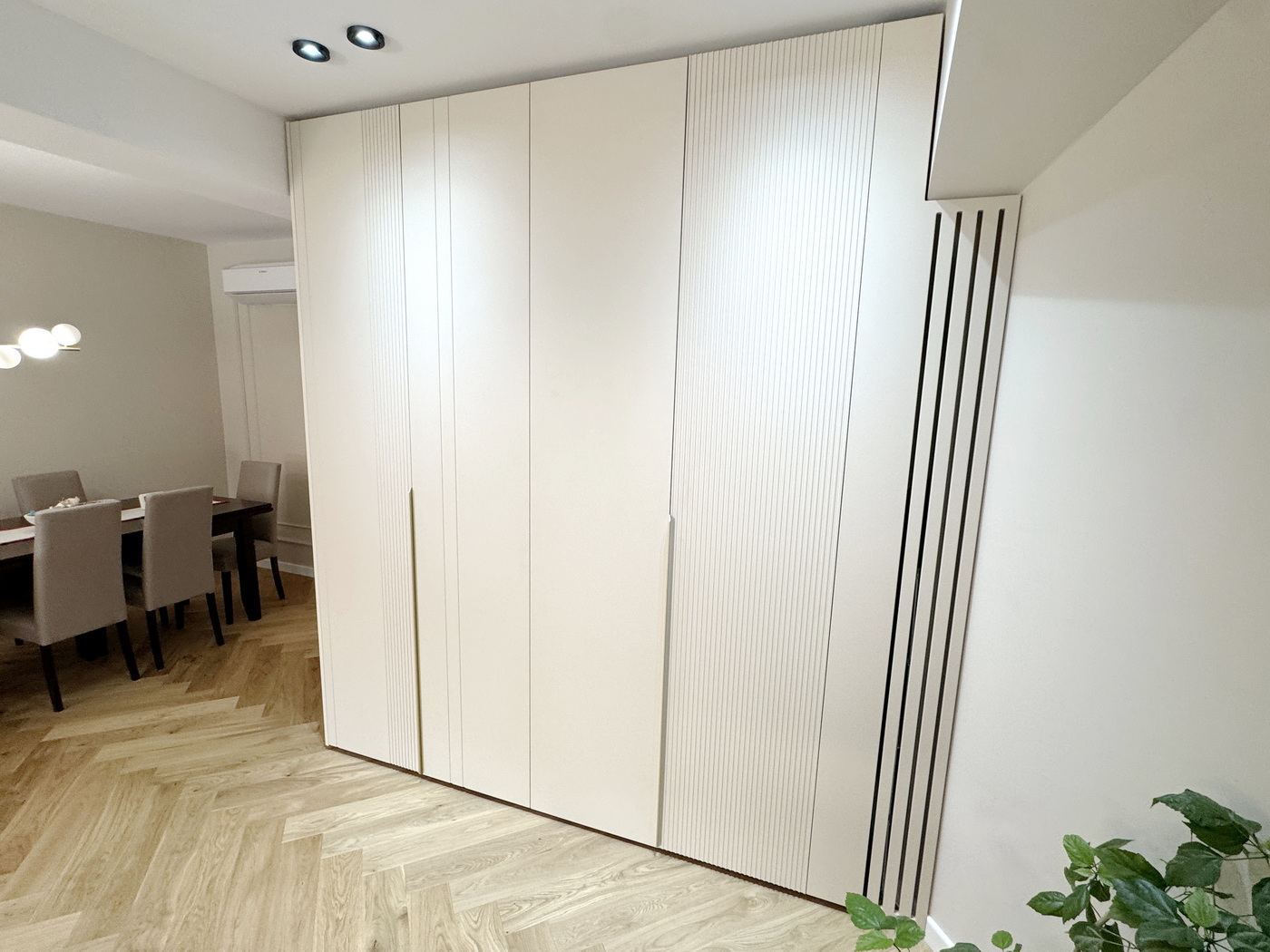 Mobilier hol din MDF vopsit, realizat pe comandă în județul Bacău