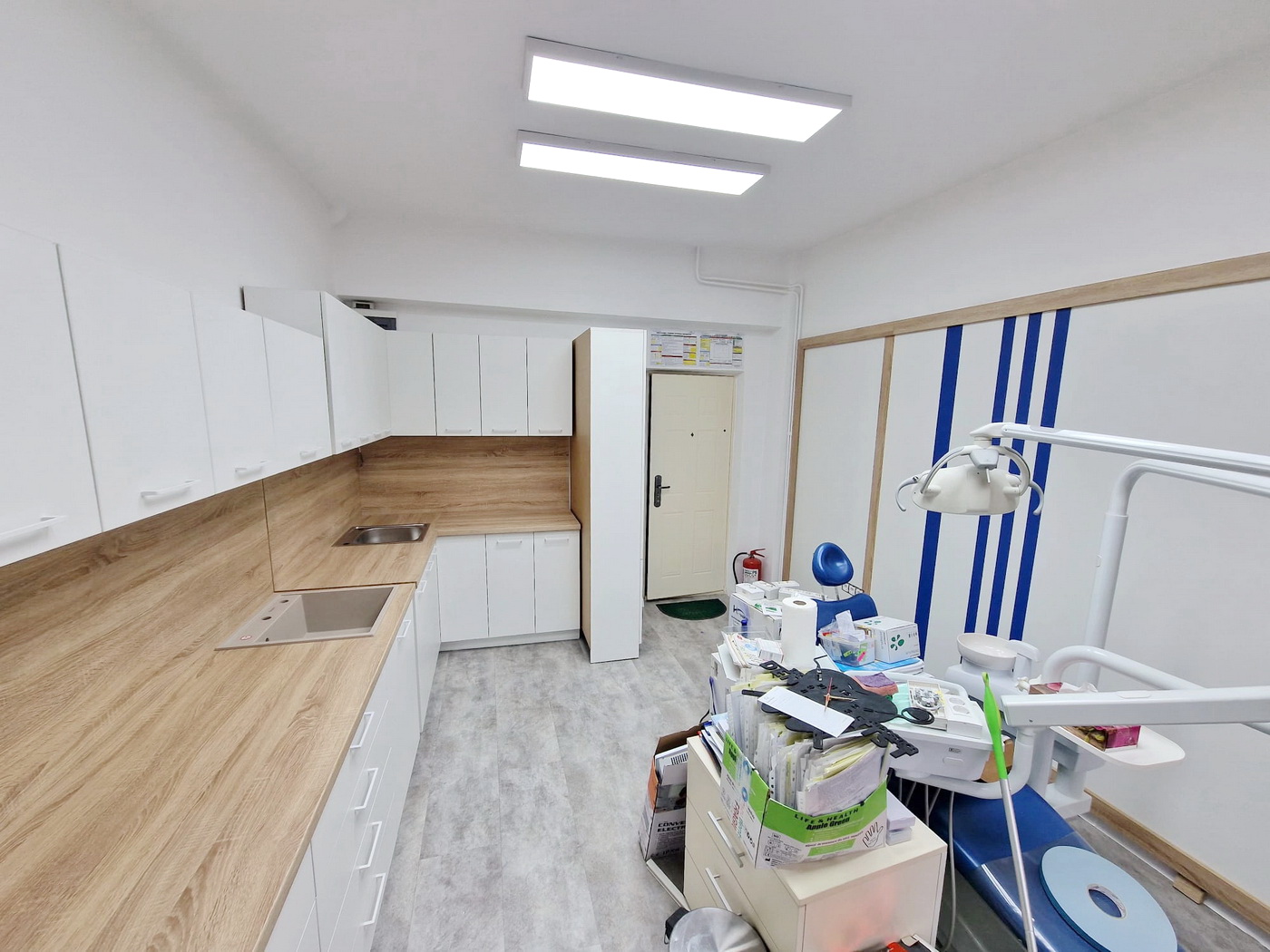 Mobilier cabinet stomatologic din PAL, montat în Buhuși, județul Bacău