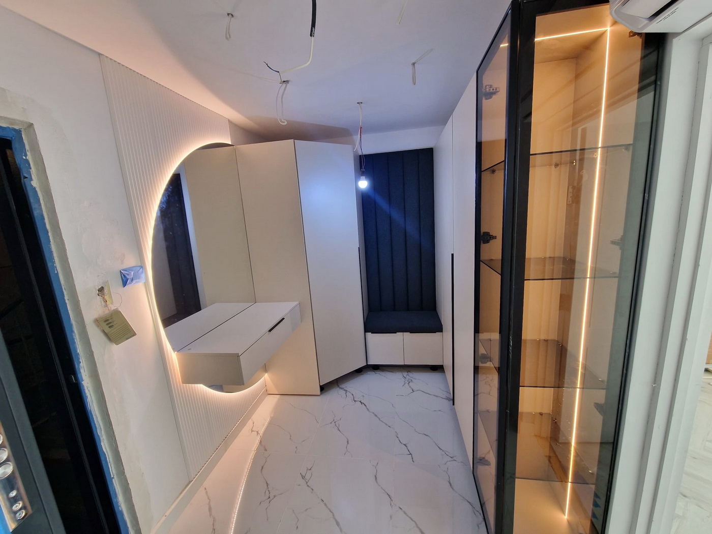 Mobilier hol cu vitrină iluminată și oglindă LED, montat în Roman-Neamț