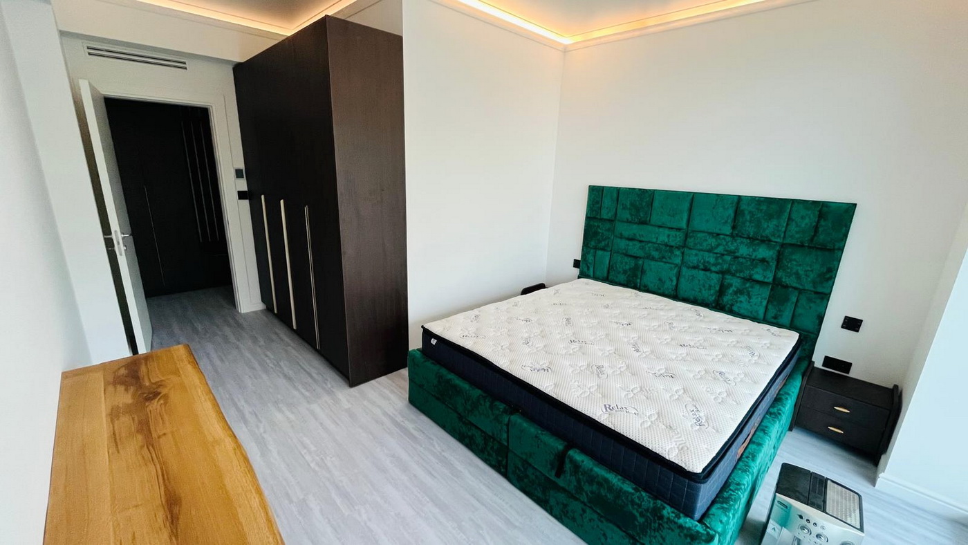 Mobilier dormitor cu pat tapițat, dulap și consolă din stejar, realizat în White Sea Mamaia Nord