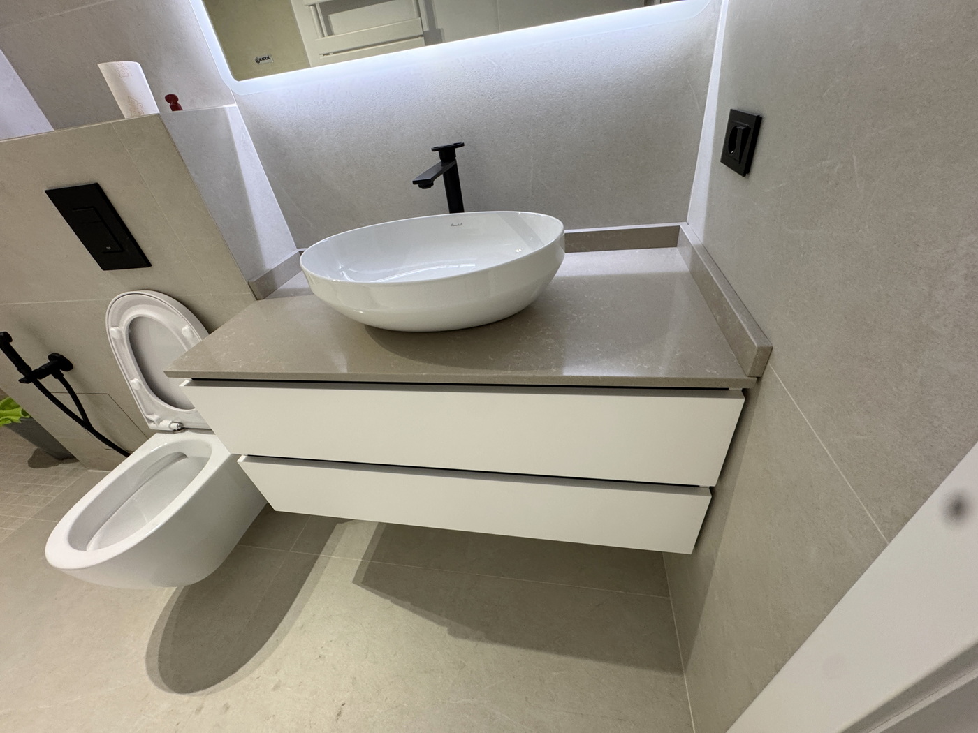 Corp de baie cu fronturi din MDF vopsit și glisiere Blum Antaro – Bacău