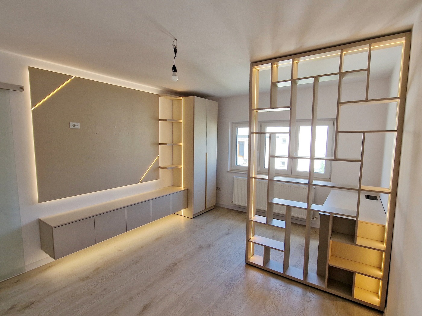 Mobilier living la comandă cu perete despărțitor și birou, Bacău