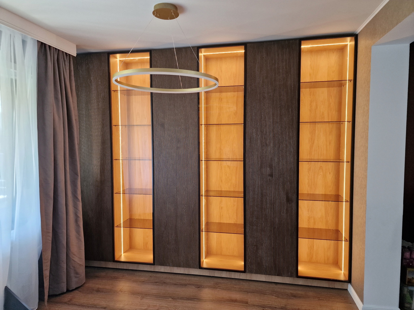 Vitrine living la comandă din MDF riflat furniruit cu miez negru, Bacău